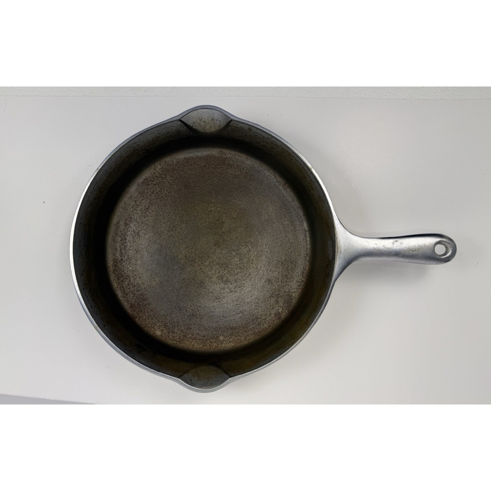 Vintage Griswold cast iron skillet  #8 Good Health 658